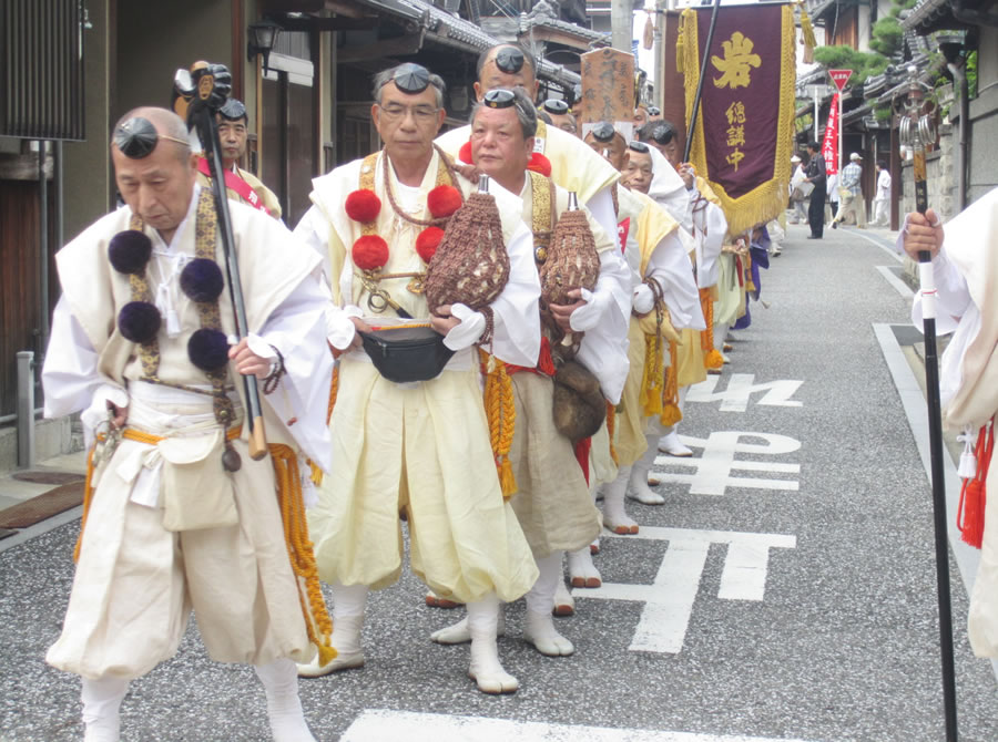 寺内町 修験道の行者もやってくる